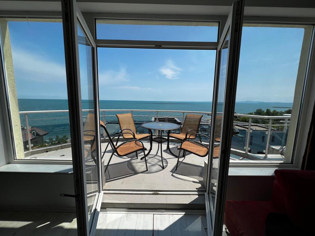 Modern Beachfront Apartment With Pool رافدا المظهر الخارجي الصورة